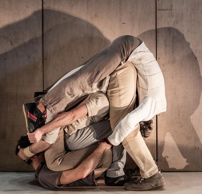 In scena al teatro Asioli un gioco di “Intarsi” tra destrezza e follia
