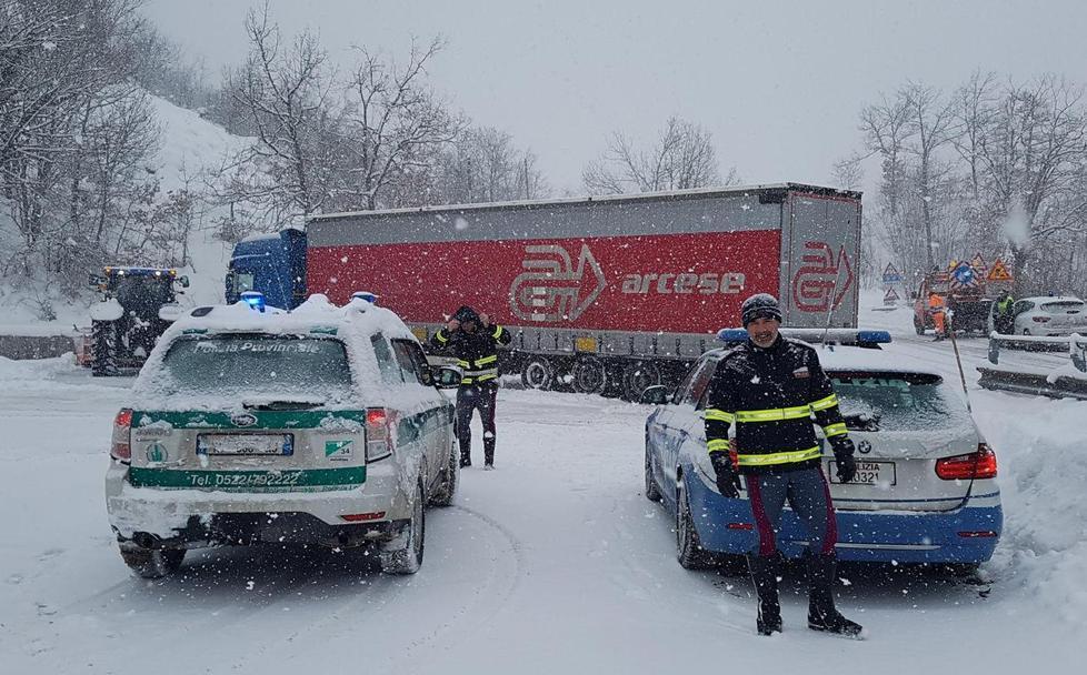 Una slavina interrompe la strada di Pradarena 