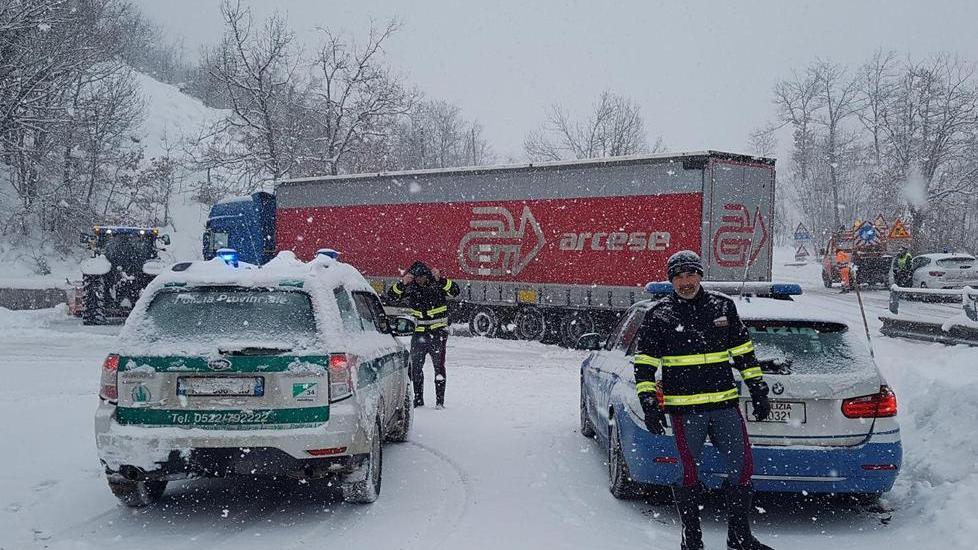 Una slavina interrompe la strada di Pradarena