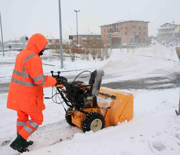 Prima le piste da sci poi fango e ghiaccio Ma le strade resistono 