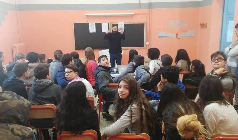 Sassuolo. La ribellione della bellezza Gabriele e gli studenti, che hanno il sole tra le dita 