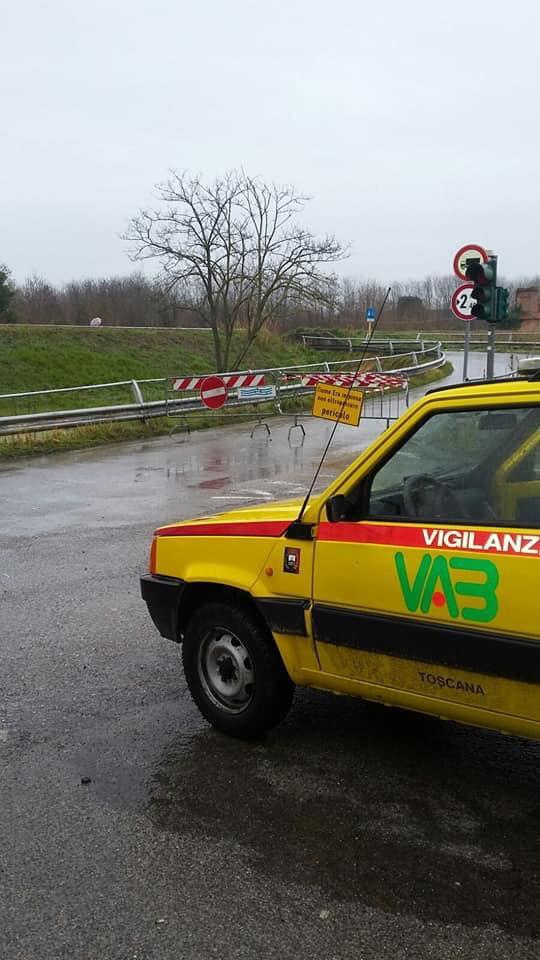 Mezzi della Vab all'imbocco di via Maremmana, dopo la chiusura al traffico (da Facebook)