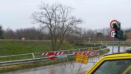 Mezzi della Vab all'imbocco di via Maremmana, dopo la chiusura al traffico (da Facebook)