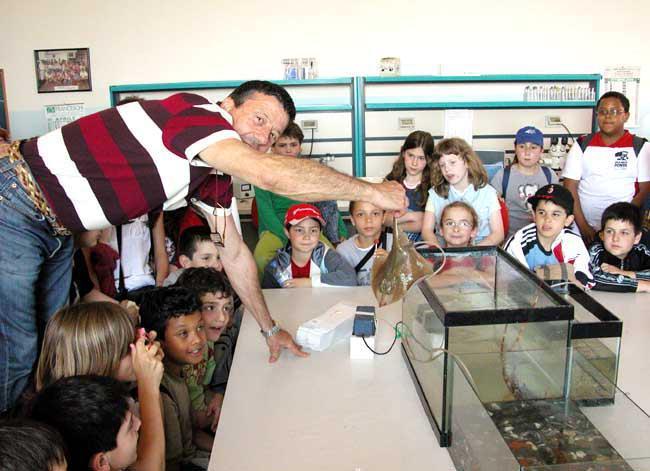 Il professor Bedini con una scolaresca all'istituto di biologia marina