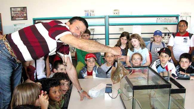 Il professor Bedini con una scolaresca all'istituto di biologia marina