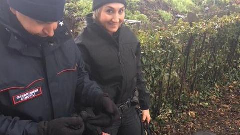 I carabinieri con il cane nella zona del blitz
