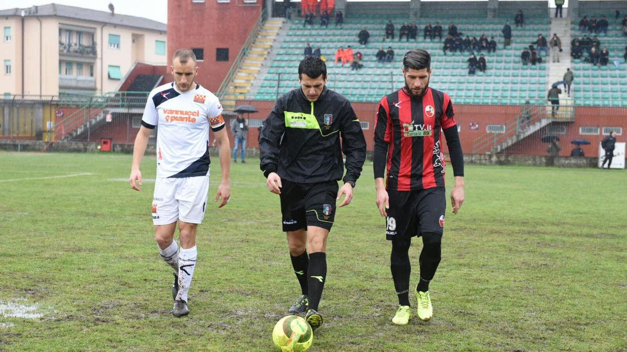 Il sopralluogo dell'arbitro con i due capitani