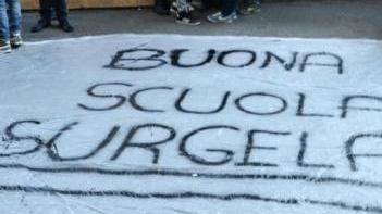 Una protesta degli studenti di Massa (foto di archivio)
