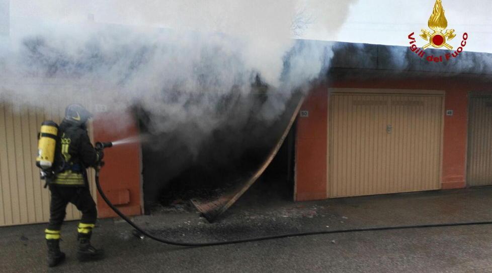 Vigili del fuoco al lavoro per spegnere l’incendio del box