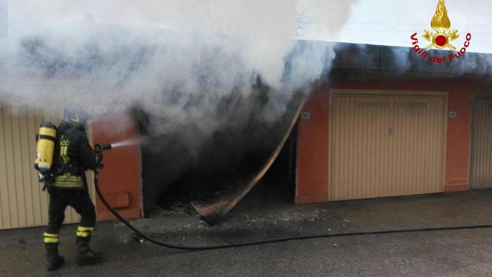 Vigili del fuoco al lavoro per spegnere l’incendio del box
