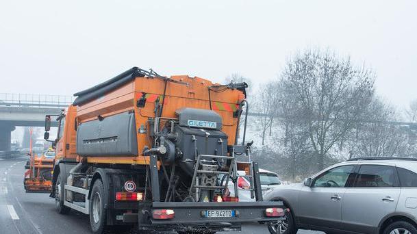 Modena, ghiaccio e scontri in tangenziale