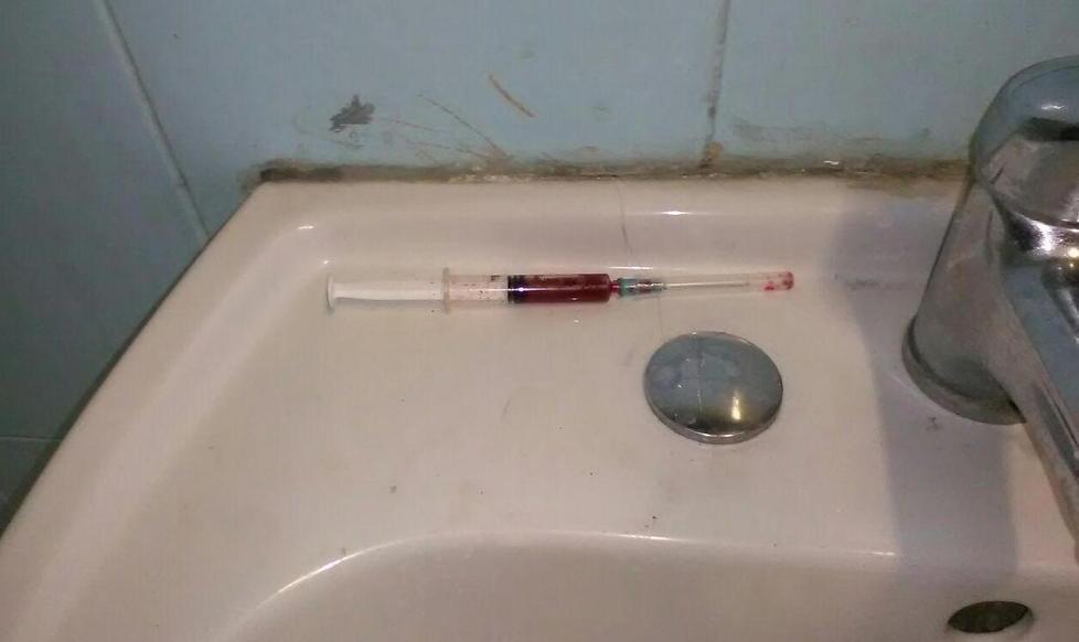 Siringhe, rifiuti e danni alla stazione di Vada 