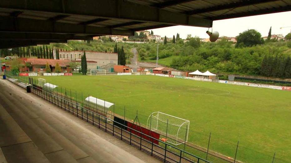 Erba sintetica al campo di calcio