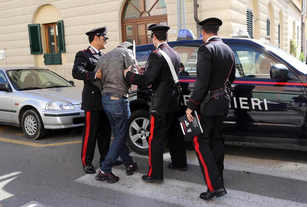 Con documenti falsi, arrestato 