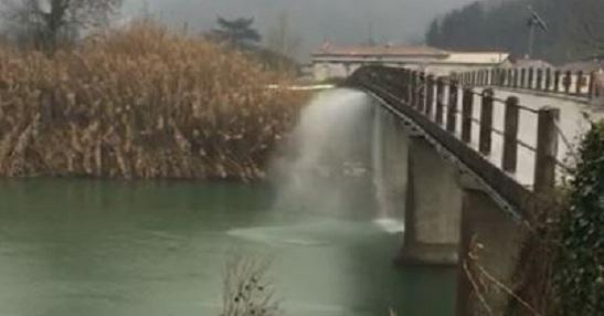 Esplode il tubo sul ponte: in centinaia senz’acqua 