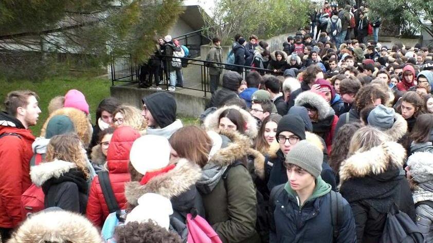 Fa freddo, studenti via da scuola