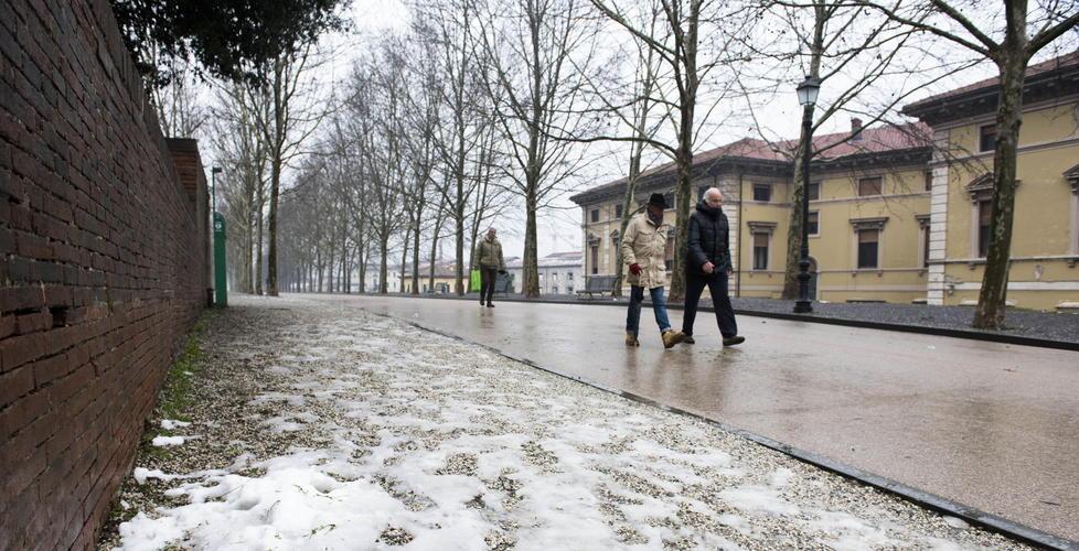 La neve è già sparita continua a piovere Giornata no sui treni 