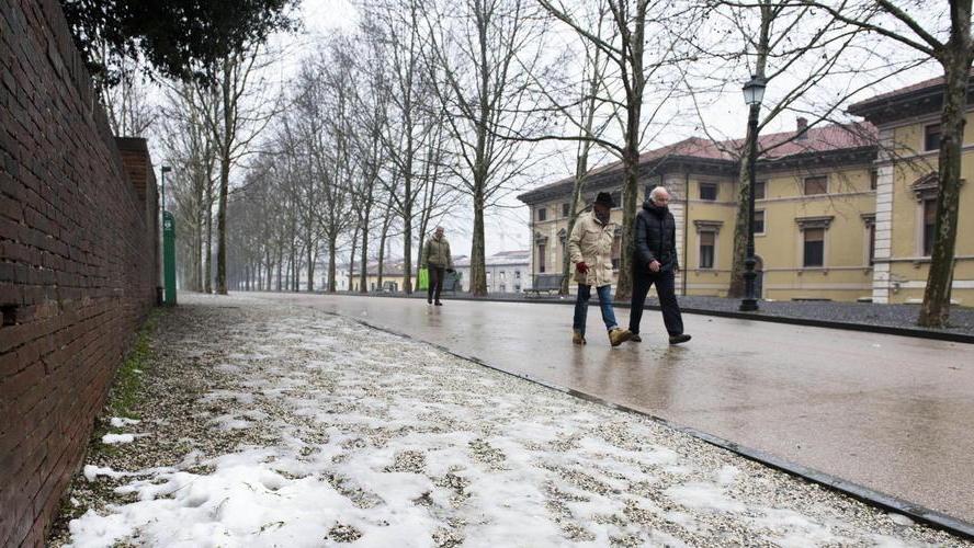La neve è già sparita continua a piovere Giornata no sui treni