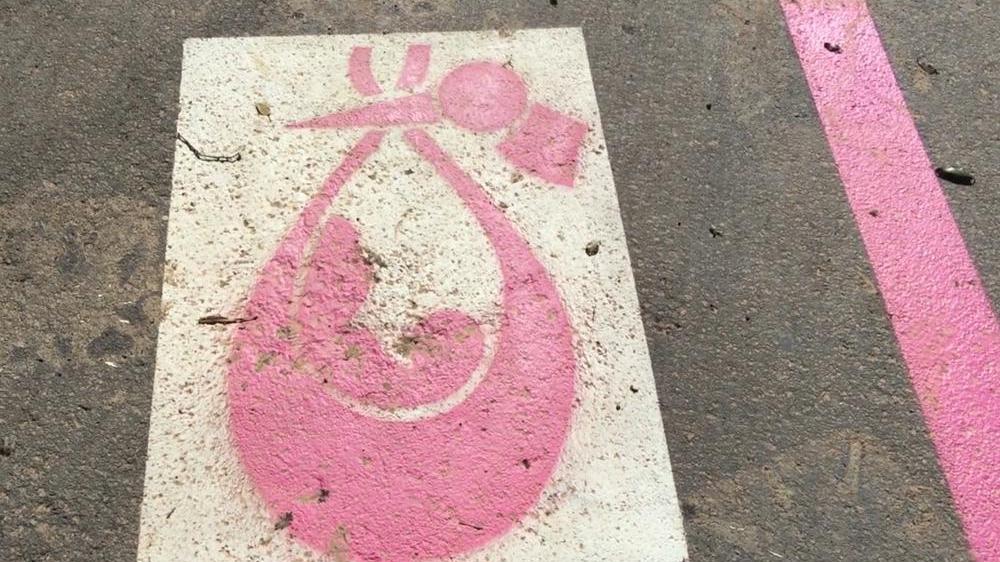Parcheggi rosa per donne in gravidanza e neogenitori