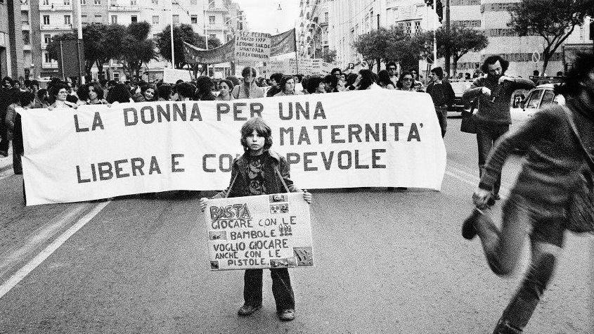 Uno scatto di Daniele Longoni fatto a Cagliari l'8 marzo 1977 durante un corteo femminista