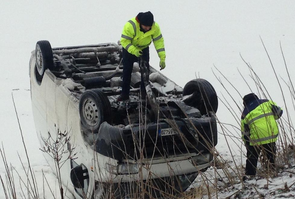Auto cappotta, autista esce illeso 