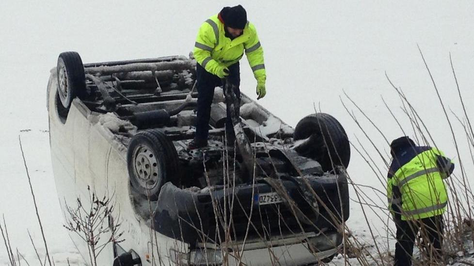 Auto cappotta, autista esce illeso