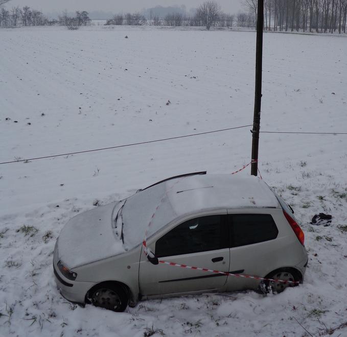 Auto nella scarpata Non sono gravi le 4 persone ferite