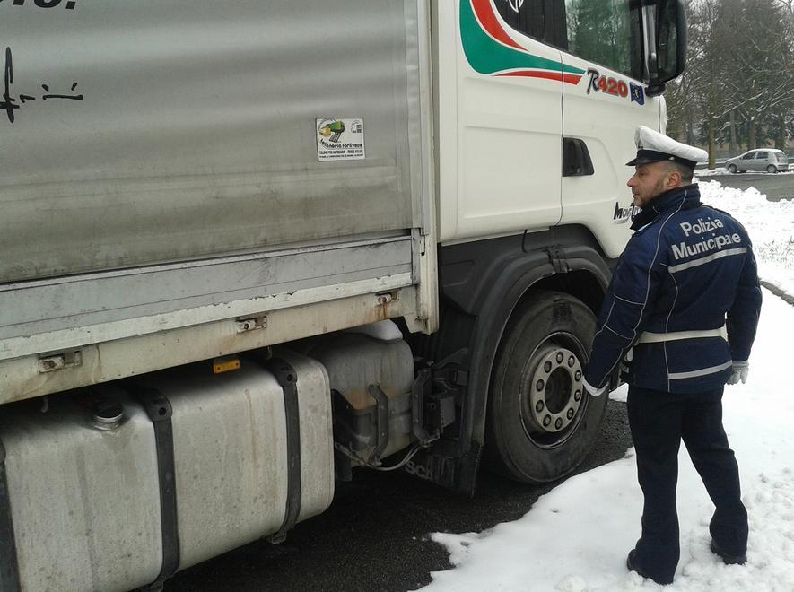 Cinque camion violano lo stop per loro multa e viaggio finito