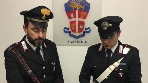 Assegni e documenti falsificati in banca: truffatore arrestato