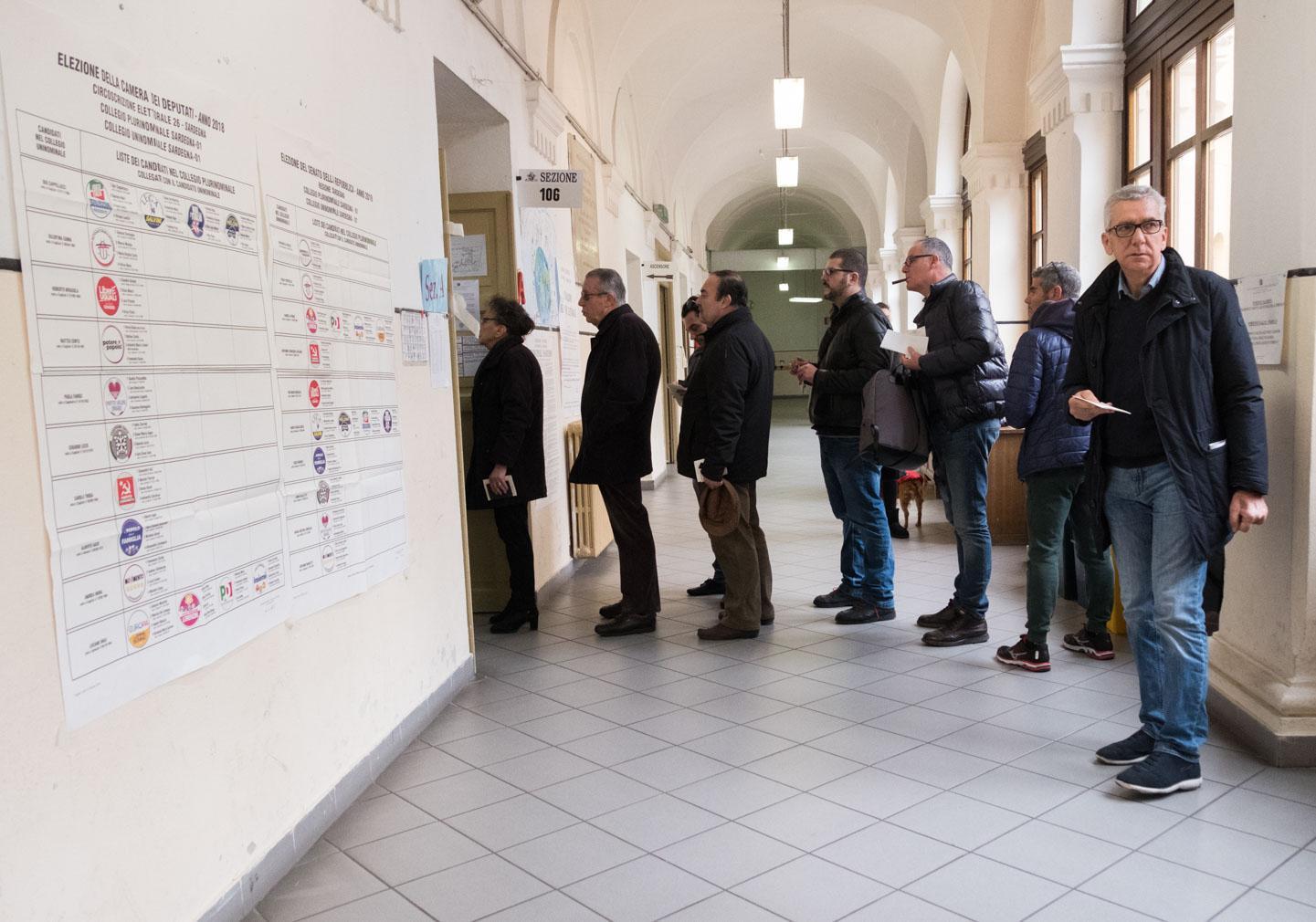 Il presidente Francesco Pigliaru davanti al seggio della scuola Satta di Cagliari (foto Mario Rosas)