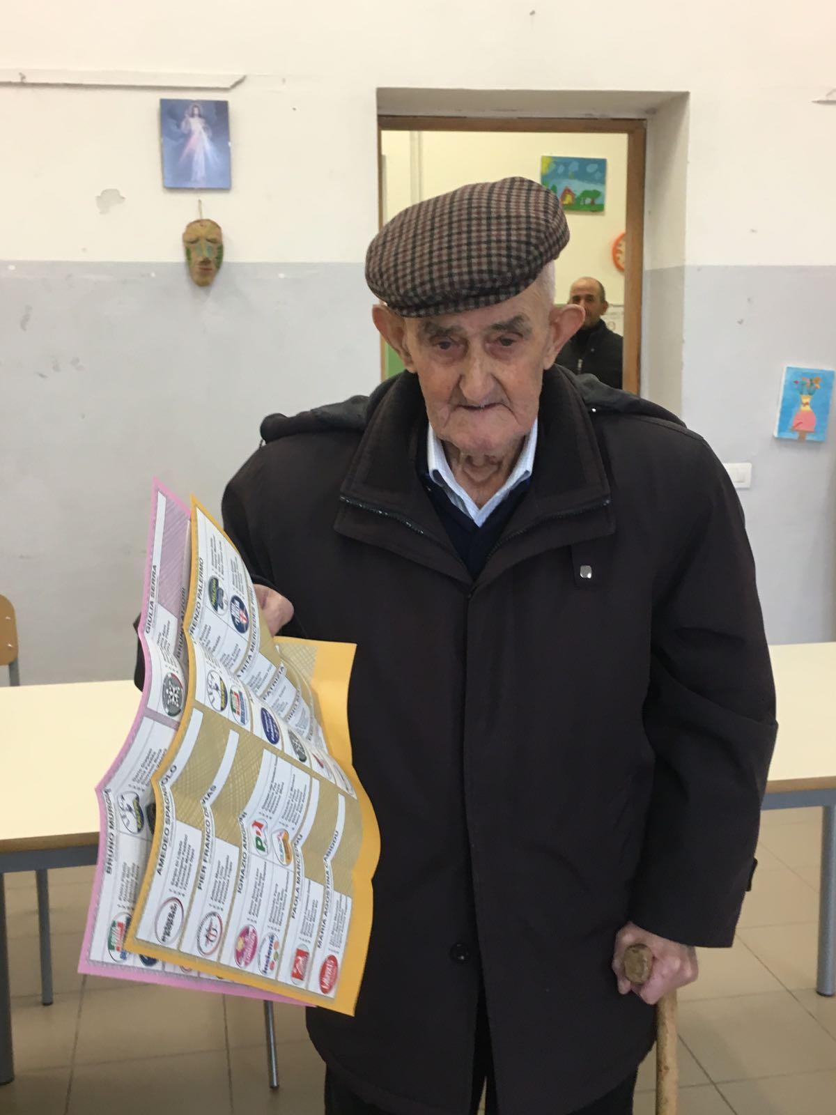 Esterzili, a 103 anni è stato fra i primi a votare