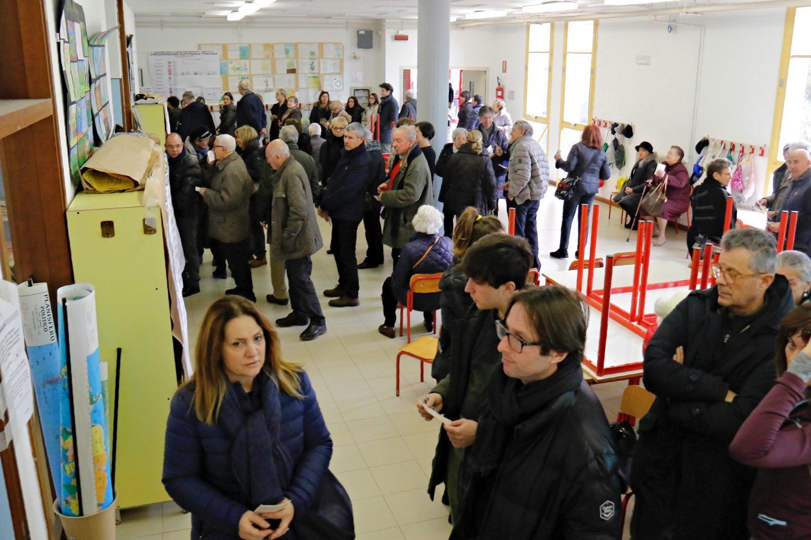 File ai seggi a Livorno (Marzi Pentafoto)