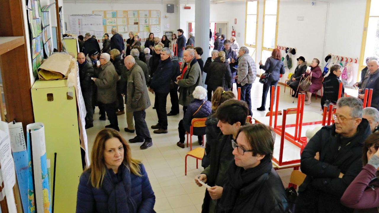 File ai seggi a Livorno (Marzi Pentafoto)