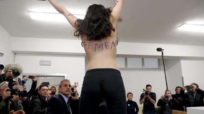 Berlusconi contestato, l'attivista è indagata 