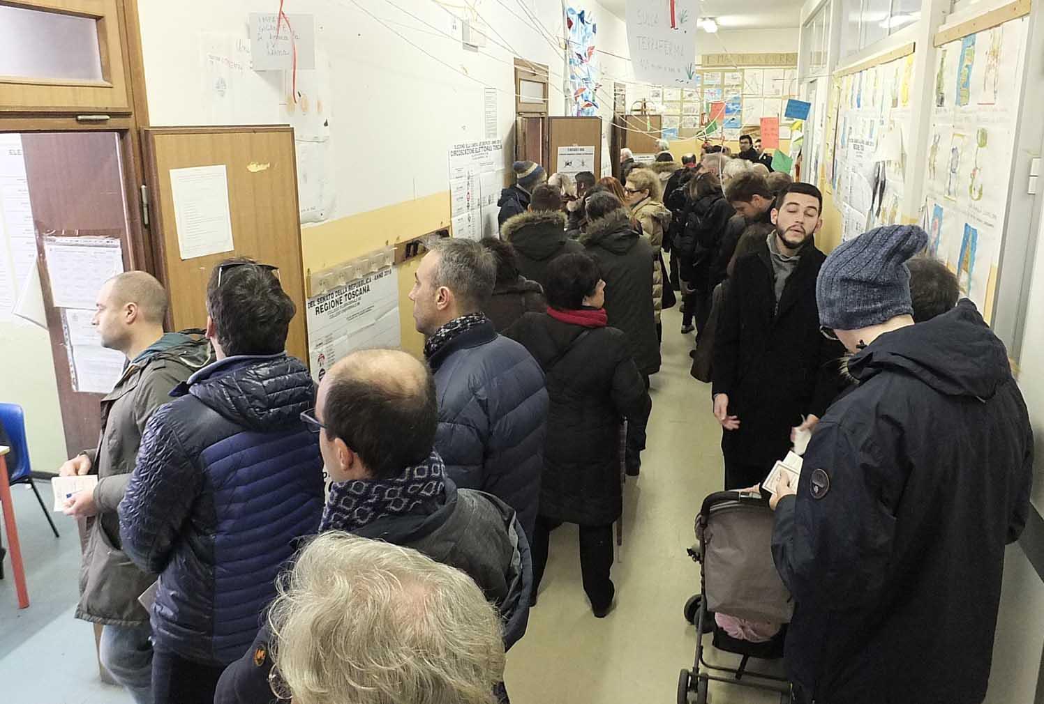 Code in un seggio a Pisa (foto Muzzi)