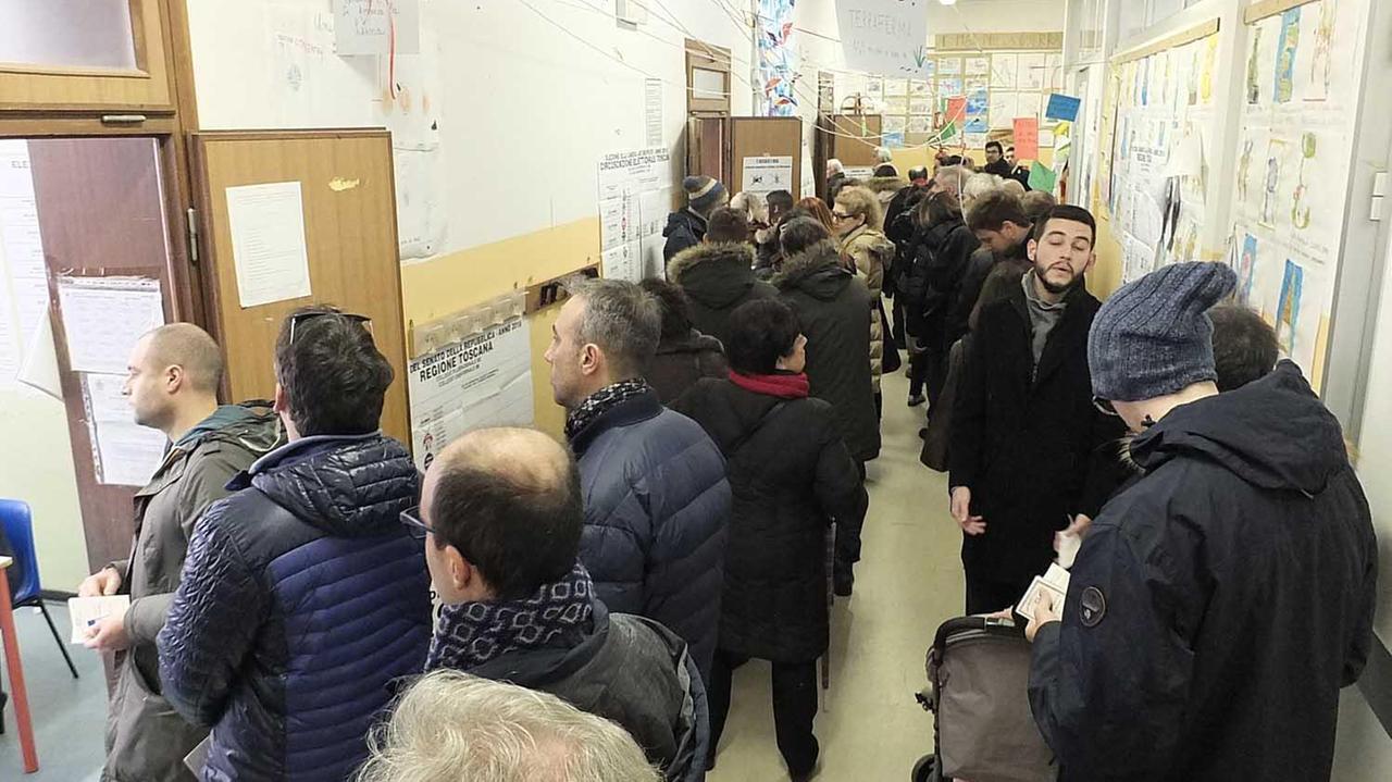 Code in un seggio a Pisa (foto Muzzi)