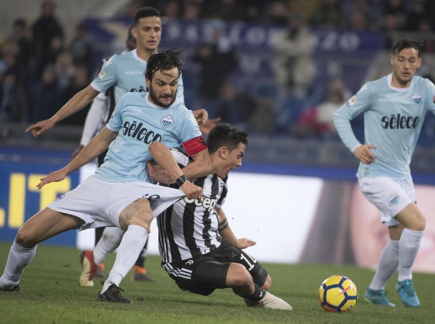 La Roma umilia il Napoli Dybala esalta la Juventus 