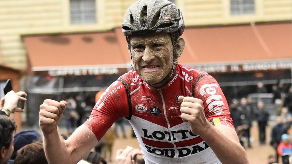 Strade Bianche: Benoot trionfa nel fango