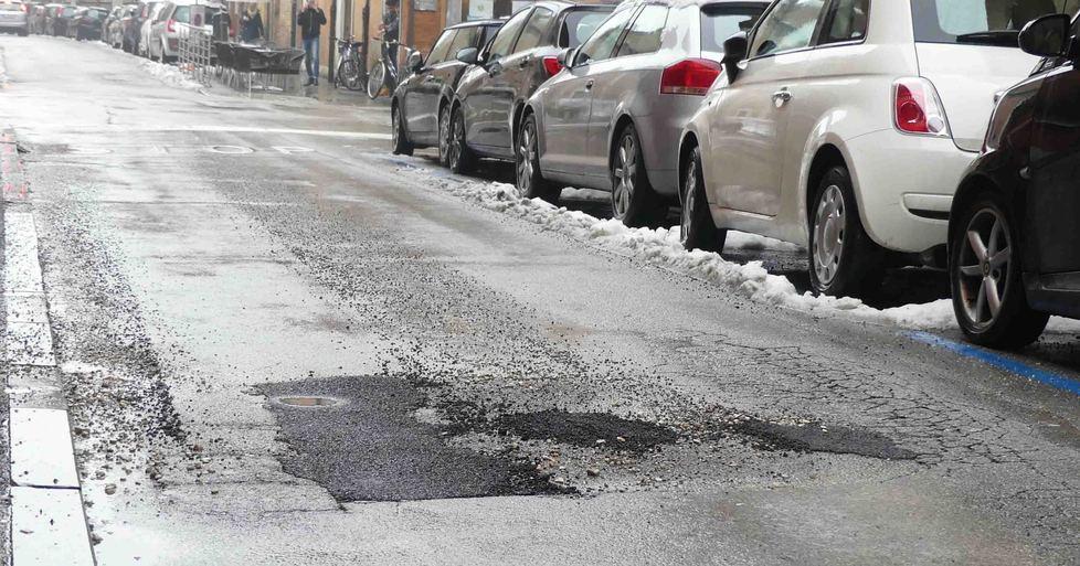 L’asfalto si sbriciola per il gelo