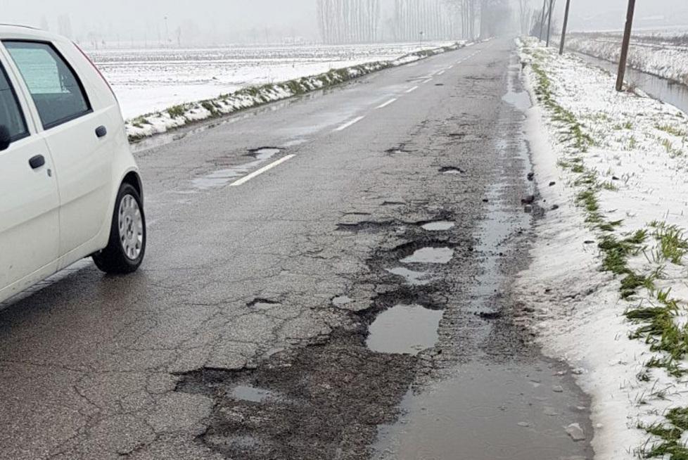 La strada Valli Basse come un colabrodo Residenti esasperati 