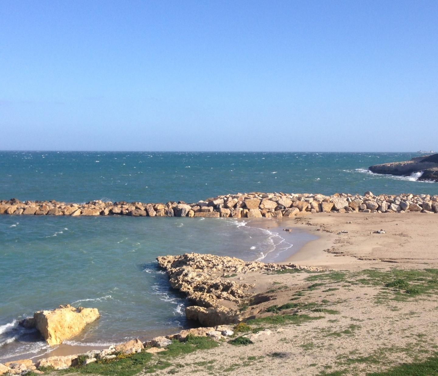 La forza del mare avanza e demolisce il litorale 