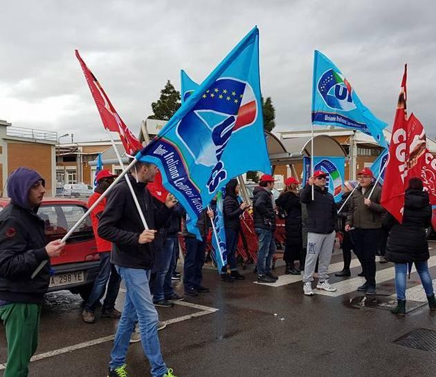 «No a esuberi e chiusure» MediaWorld si ferma 