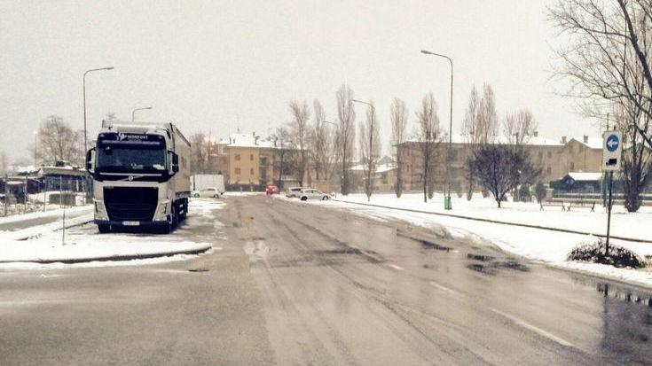 «C’è il divieto, ma i camion passano giorno e notte»