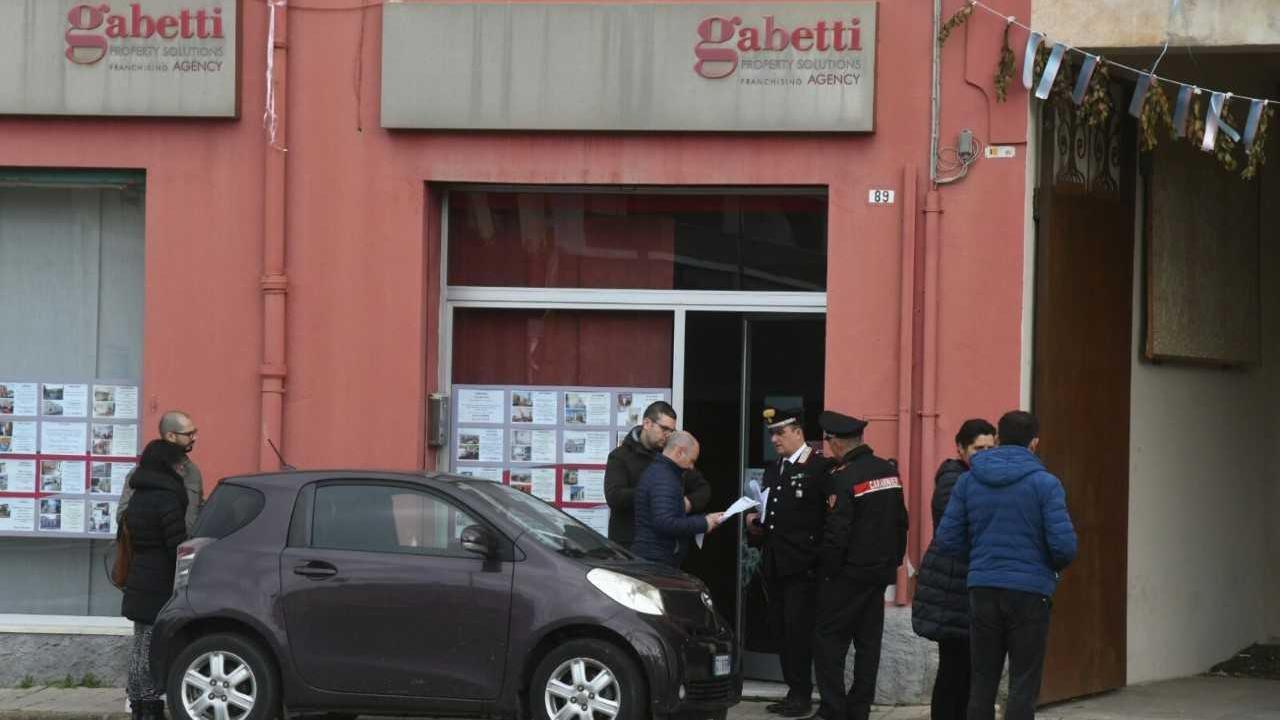 I carabinieri davanti allo studio di Cicci Sotgiu