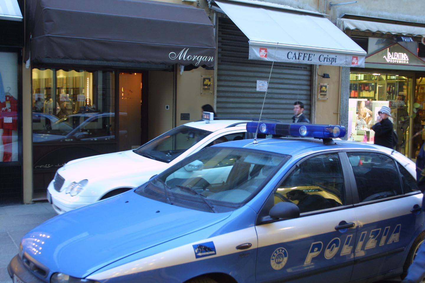 Ruba una maglietta da H&amp;M, denunciato un 24enne