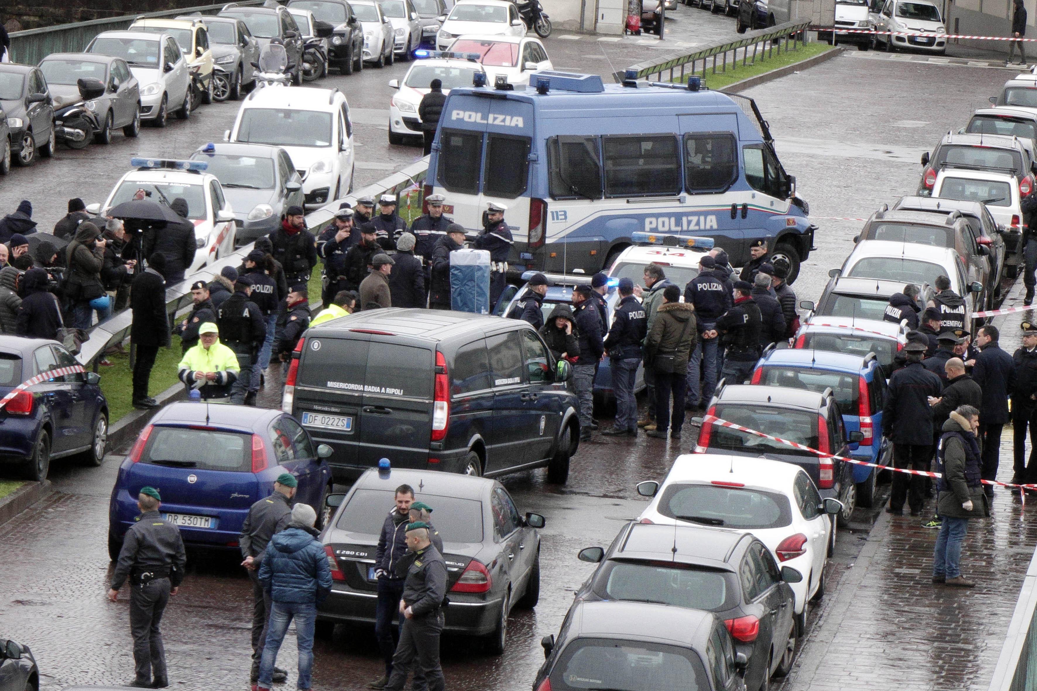 Firenze: esce per suicidarsi, poi spara a caso e uccide un passante - Video