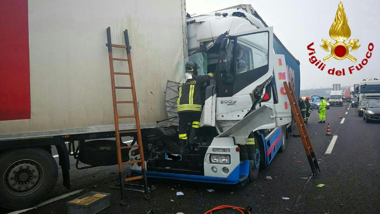 Tamponamento tra due camion in A1, camionista ferito