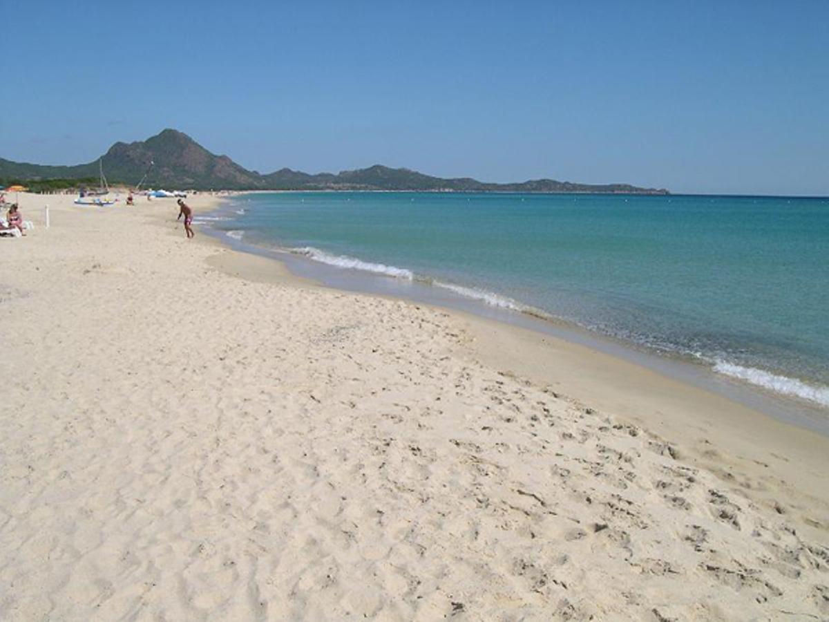 Castiadas, il Comune: demolire i 9 chioschi sul mare