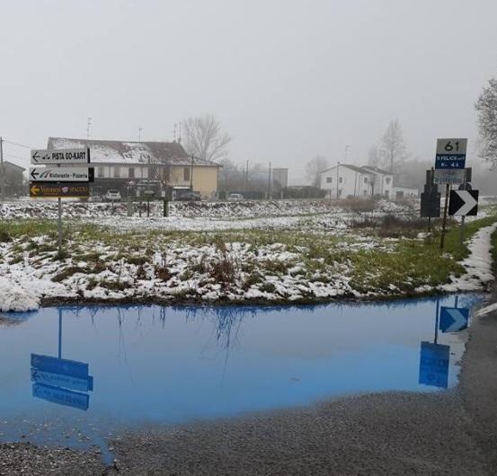 La pozzanghera diventa blu