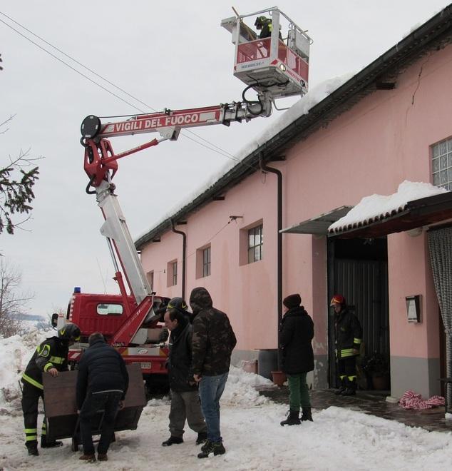 Crolla tetto del magazzino, danni ingenti 